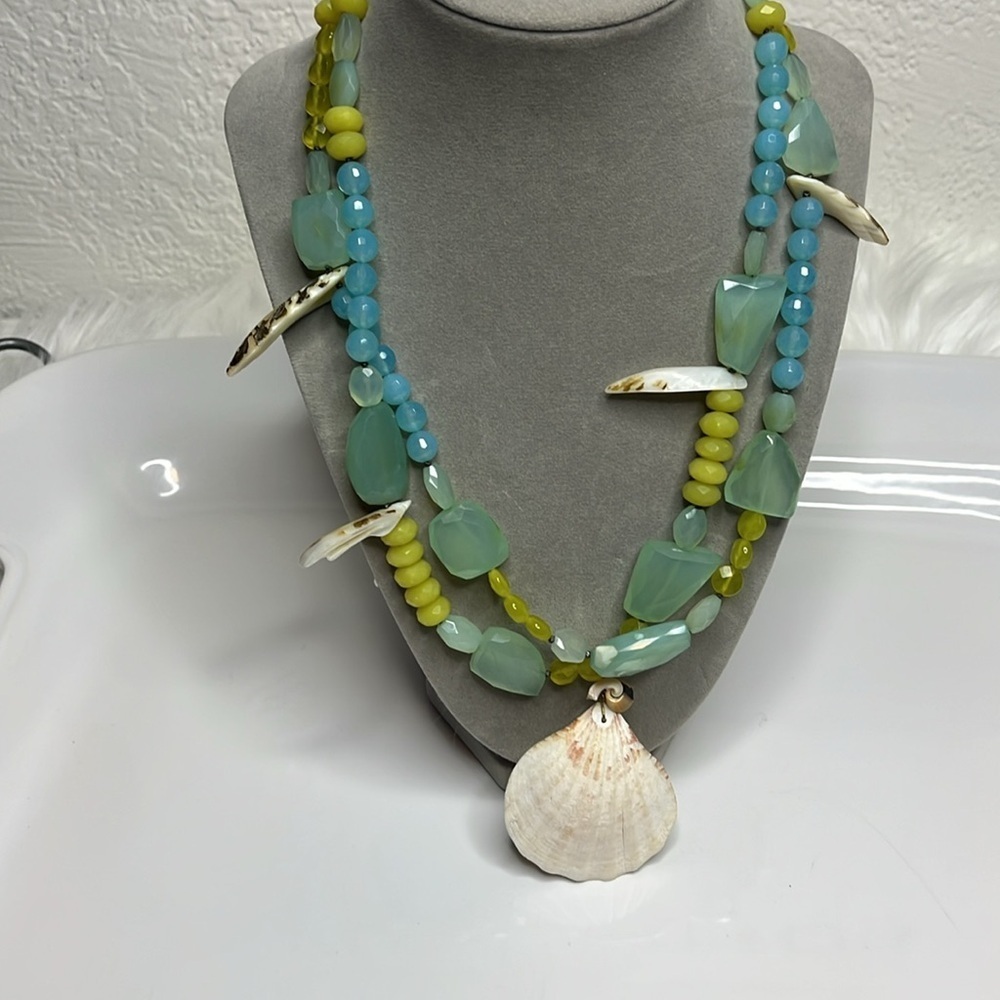 Elegant Multicolor Shell Necklace - Picture 8 of 11